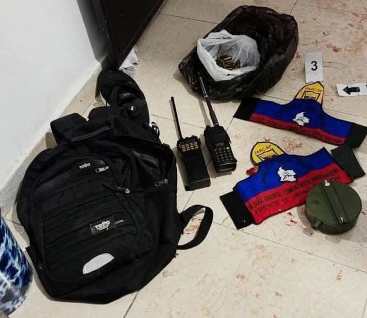En el procedimiento de registro, las autoridades encontraron material explosivo y brazaletes asociados con la disidencia pertenecientes a alias 'el Mono'. // Foto de redes sociales