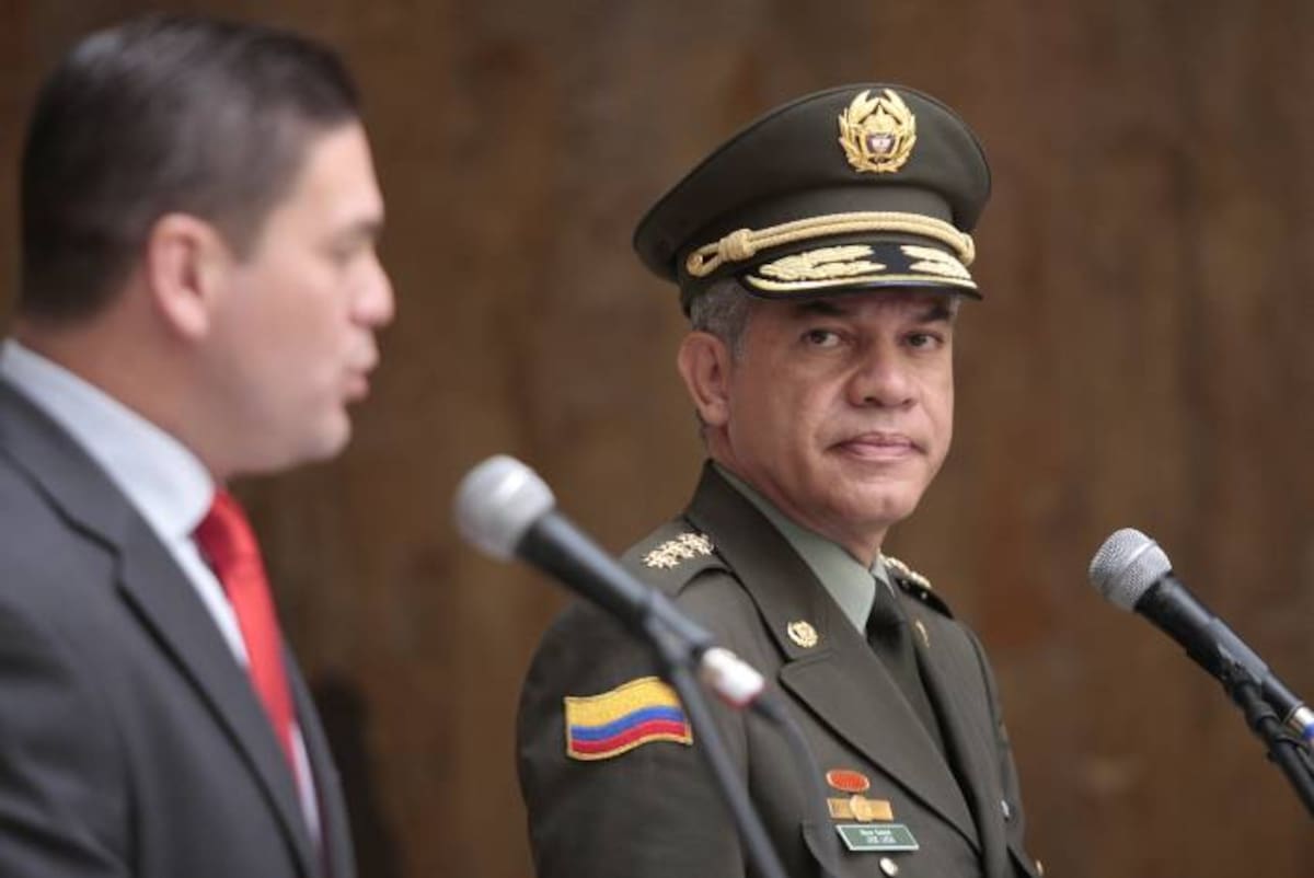 Ministro de Defensa, Juan Carlos Pinzón, y el nuevo director de la Policía, general José Roberto León Riaño.