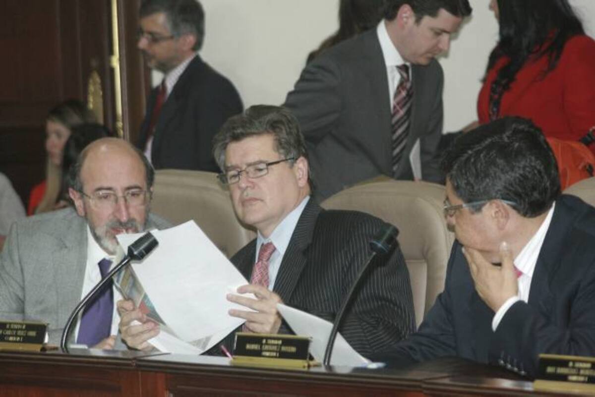 En la foto de izq. a der. los senadores Juan Lozano, Juan Carlos Vélez y Manuel Enríquez Rosero durante el séptimo debate del Marco Legal para la paz en la Comisión Primera del Senado. COLPRENSA