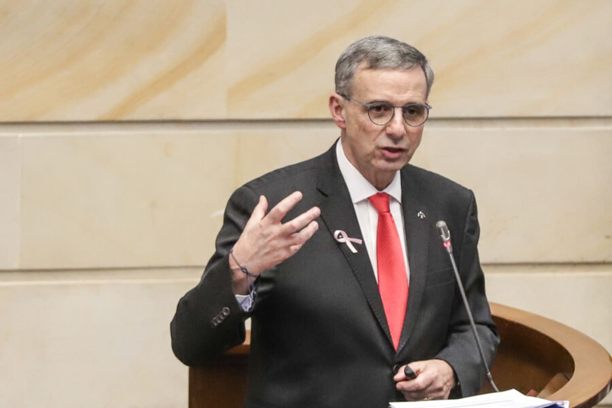 Salen seis integrantes del equipo legislativo de MinHacienda tras polémica por el presupuesto
