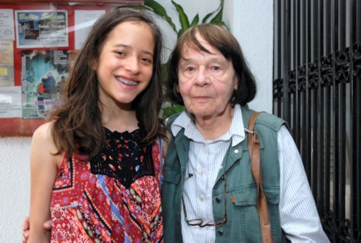 En la imagen, Laima, hija del candidato Antanas Mockus, acompañada de su abuela Nijole Sivickas