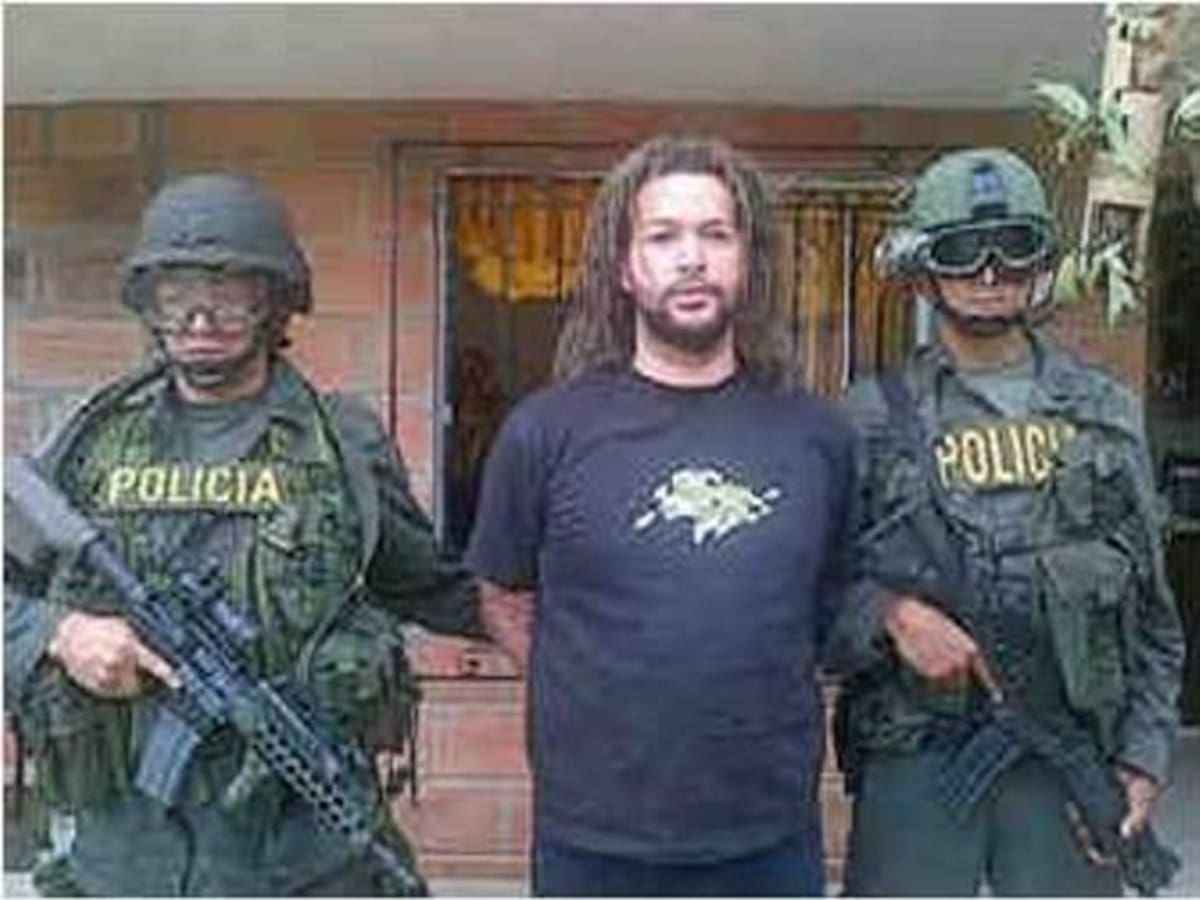 En días recientes fue capturado Erickson Vargas Cardona, alias “Sebastián”, cabecilla principal de la “Oficina de Envigado”, la Policía Nacional descubrió canecas de arsenal enterrado a un costado de la finca Los Kioskos, ubicada en la vereda El Salado, en límites entre los municipios de Girardota y Copacabana. ColPrensa