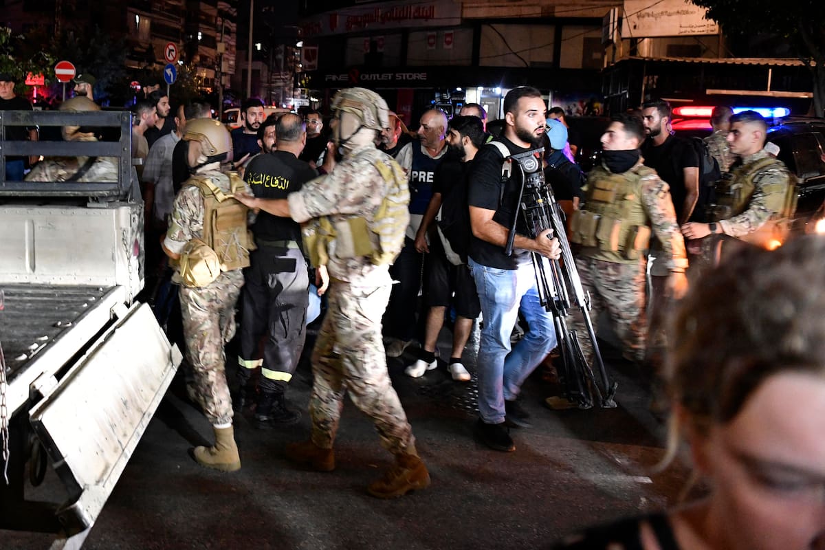 Soldados del ejército llegan cerca del lugar que fue objetivo de un ataque israelí. // EFE.