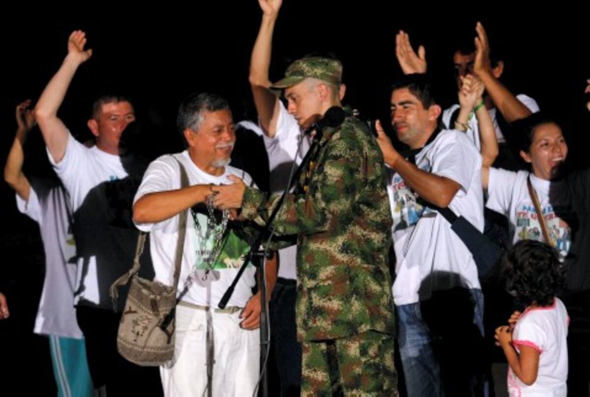 El sargento Pablo Emilio Moncayo, retiró las cadenas que a través de los años acompañaron a su padre, Gustavo Moncayo, “El caminante por la Paz”.