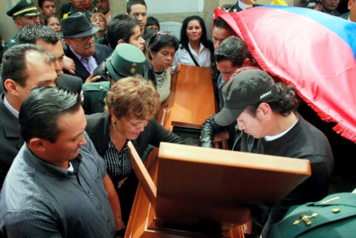 En una emotiva ceremonia fue sepultado William Domínguez, quien murió en confusos hechos. La madre del uniformado, Ana Elvia Castro, pidió justicia. COLPRENSA