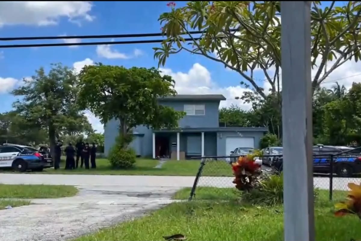 Policía encontró a un hombre muerto y se apropió de su casa
