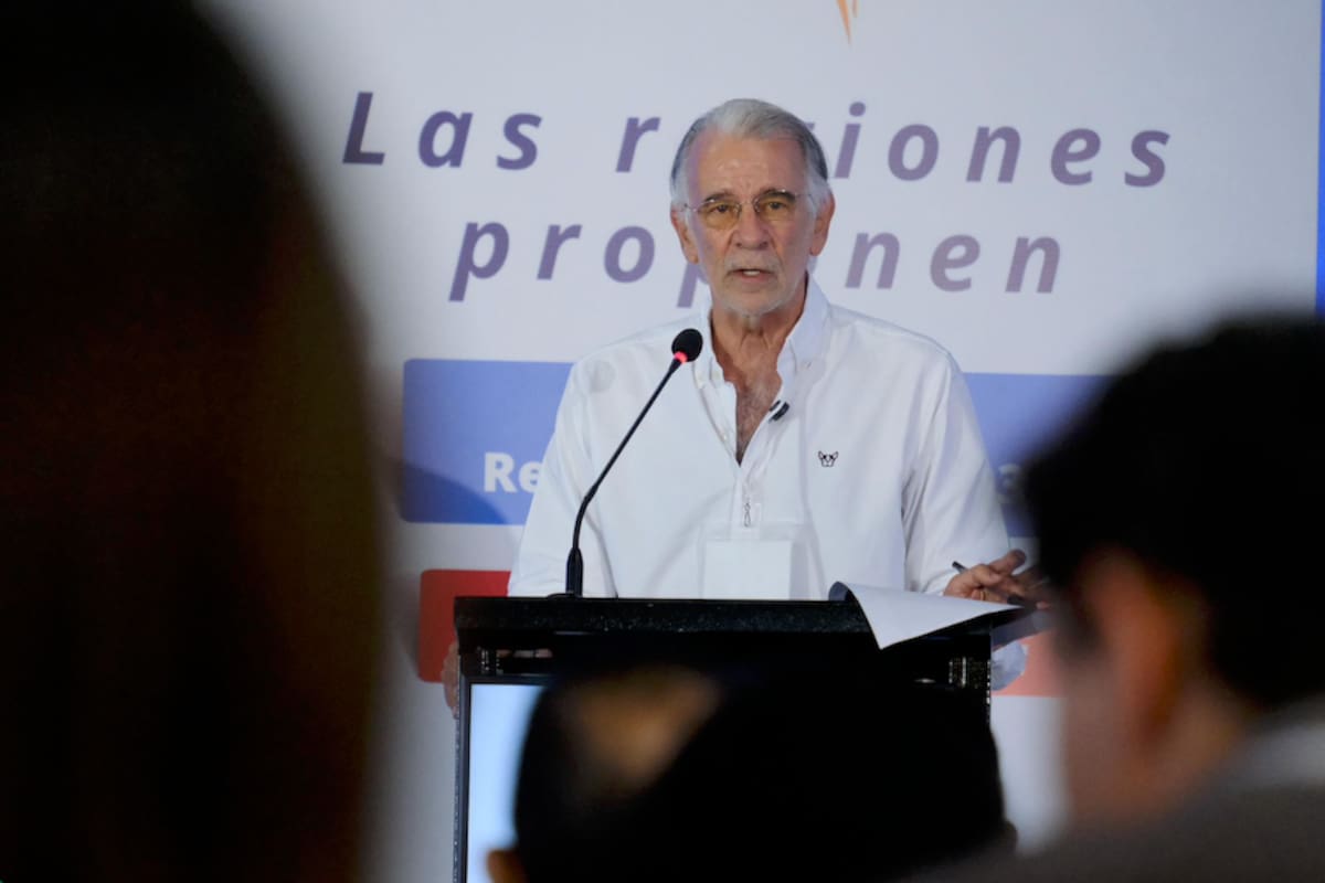 Eduardo Verano, dijo que todo lo que se está haciendo es vital para transitar la ruta legislativa que permitirá agotar las instancias para que por fin exista un Estado Regional que tenga autonomía, legitimidad y recursos para transformar la vida de los ciudadanos del Caribe.//Cortesía Gobernación del Atlántico.