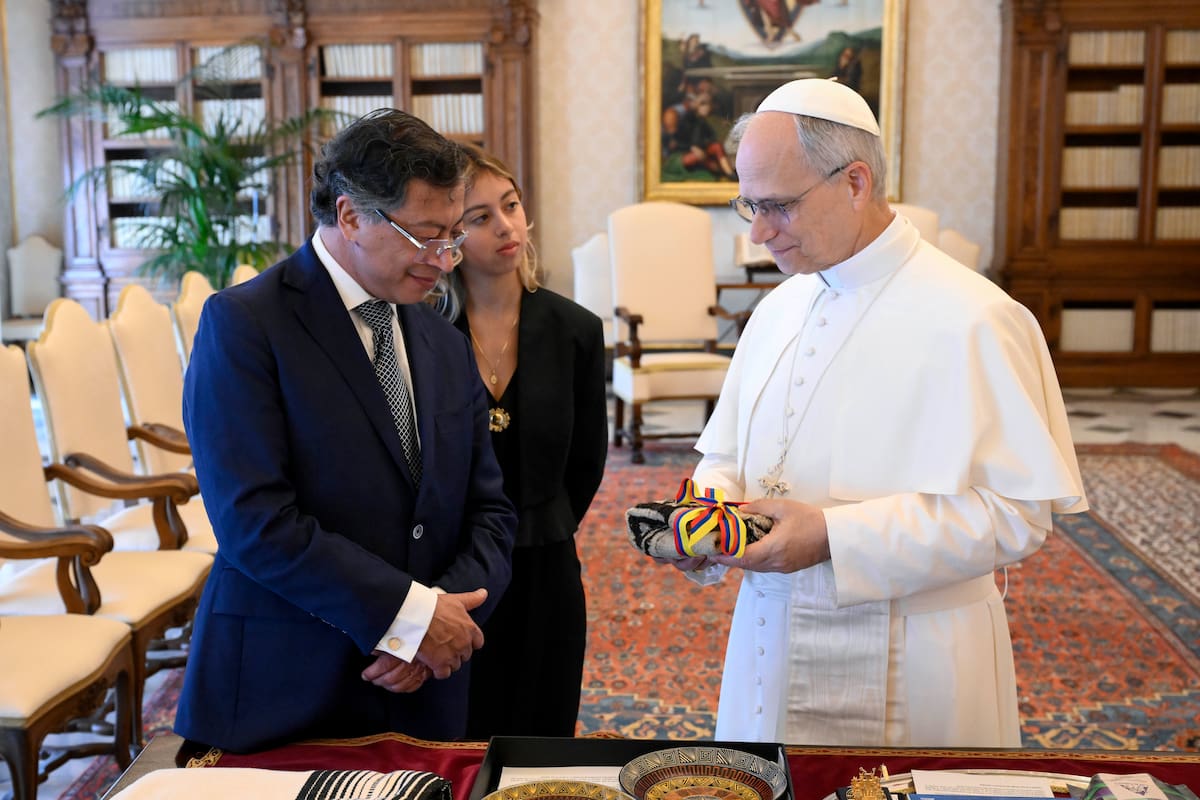El papa León XIV durante su encuentro con el presidente de Colombia, Gustavo Petro. // Foto: EFE