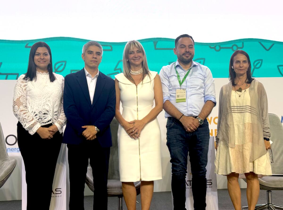 Representantes de las diferentes organizaciones de energías renovables de Colombia estuvieron en el foro junto al ministro de Minas y Energía durante el Octavo Encuentro y Feria Renovables LATAM 2025, que se celebró en Barraquilla.//Cortesía.
