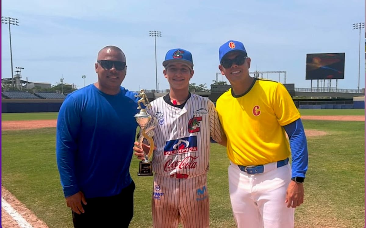 El joven receptor barranquillero Antonio Morales se quedó con el MVP de la serie, con él posan Hamilton Sarabia, gerente deportivo de Caimanes, y Giovany Urshela, mánager de la Selección Colombia.//Cortesía Caimanes de Barranquilla.