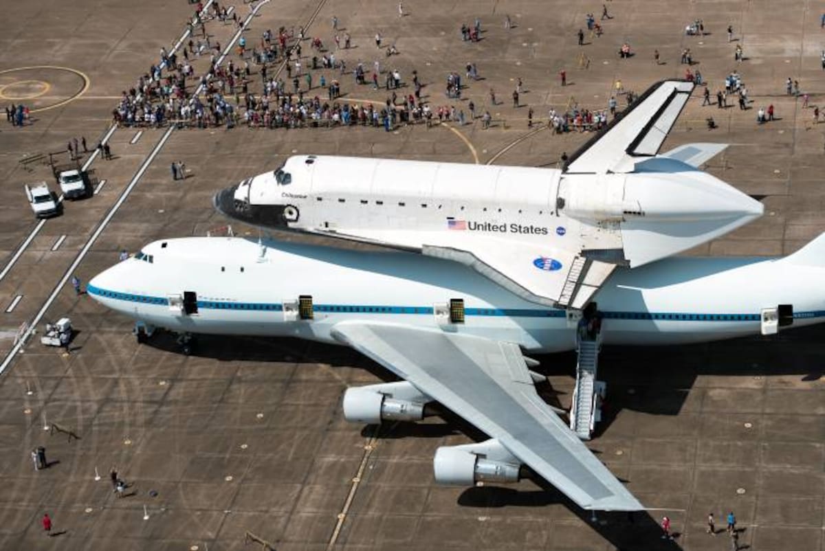 El transbordador Endeavour es cargado por una aeronave. AP Smiley N. Pool