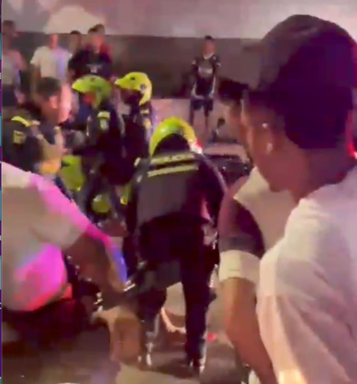 Varias patrullas del cuadrante acudieron al sitio donde la noche de este lunes festivo hubo enfrentamiento entre la Policía Nacional y miembros de una banda criminal en los límites de los barrios San Roque y Rebolo de Barranquilla.//Cortesía Red de Cooperantes.