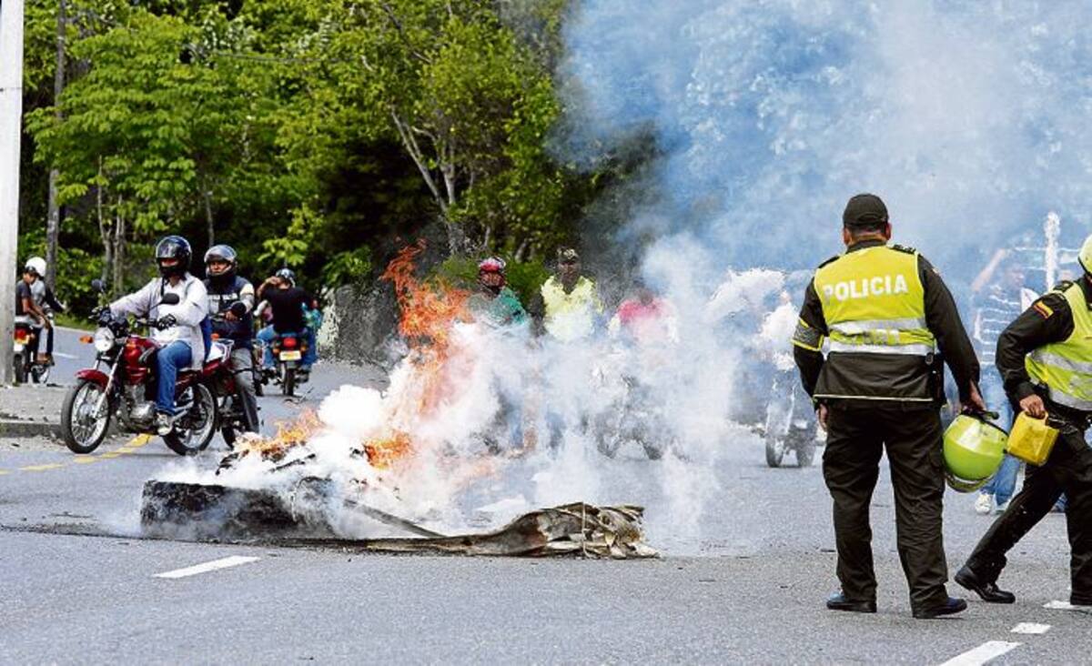 Los revoltosos quemaron llantas en la Troncal de Occidente, bloqueando esta importante vía por varios minutos.