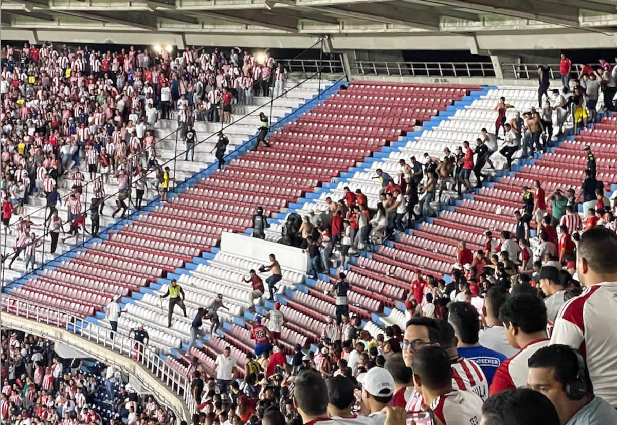 Momentos en hinchas del Atlético Bucaramanga son. controlados por la Policía en la tribuna occidental alta del estadio Metropolitano de Barranquilla.//Cortesía Habla Deportes.