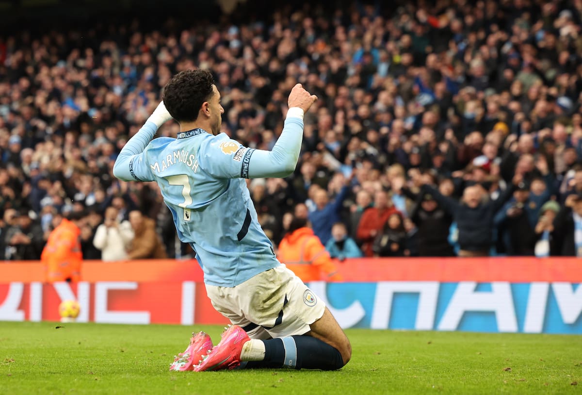 El egipcio Omar Marmoush celebrando ante la afición del Manchester City.