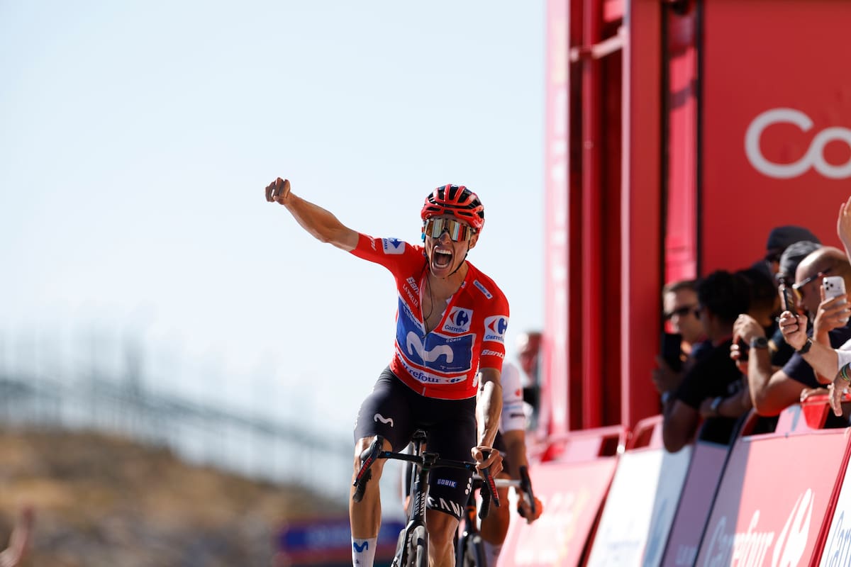 El ciclista español del Movistar Enric Mas celebra su victoria tras la novena etapa de La Vuelta a España. //Foto, EFE: Javier Lizón