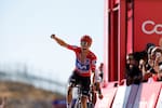 Enric Mas conquistó victoria en la etapa de la Vuelta a España y se afianza en la cima