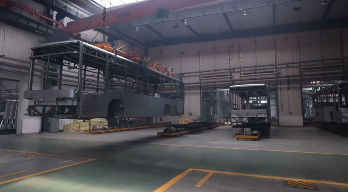 Ensamblaje de los nuevos buses de Transcaribe desde Dandong, China. // Foto: Cortesía - Alcaldía de Cartagena.