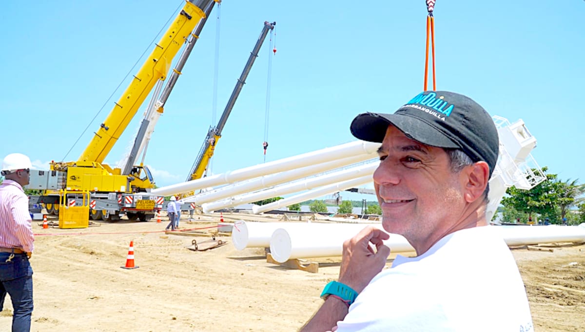 El alcalde Alejandro Char durante su visita este martes al sitio del ensamblaje de la 'Luna del Río' que quedará ubicada en el Gran Malecón del Río.//Cortesía.