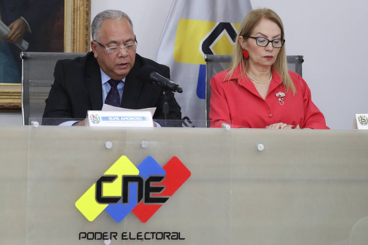 El presidente del Consejo Nacional Electoral, Elvis Amoroso, junto a la rectora electoral, Rosalba Gil. // EFE.