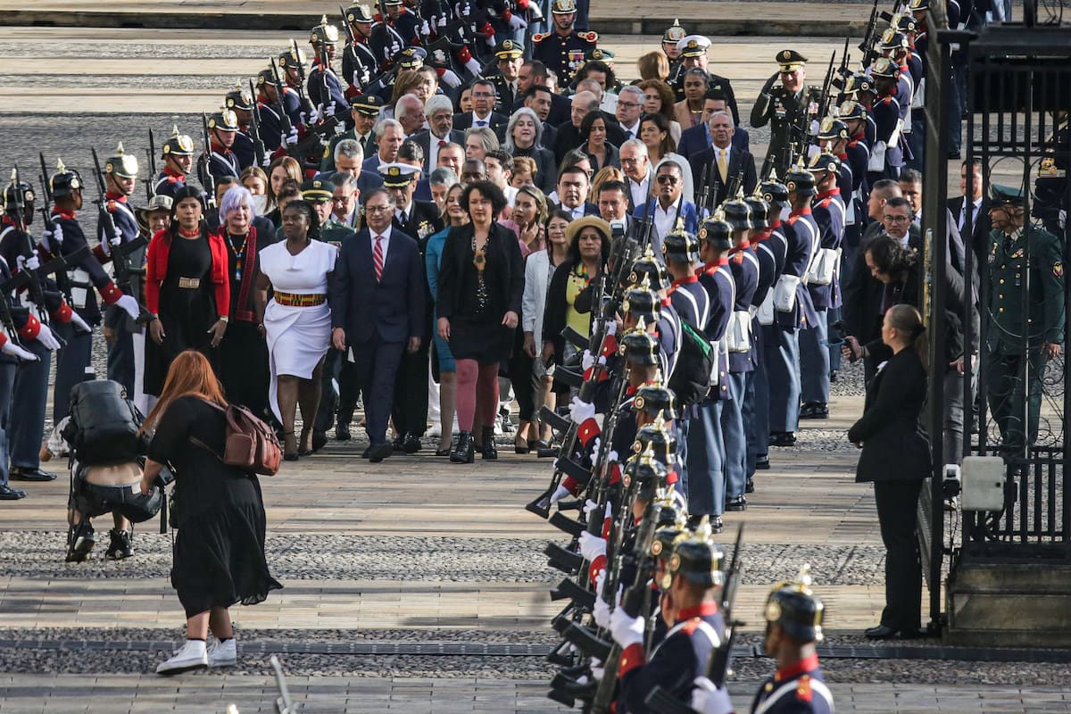 Sin la presencia de Petro y con casi tres horas de retraso, inició el desfile del 20 de julio