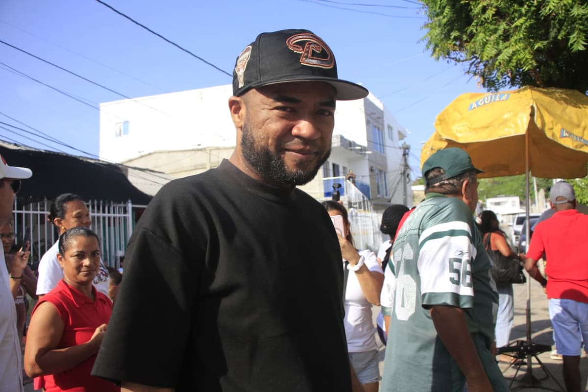 Entre aplausos y alivio, DJ Dever ya está en Cartagena. // Oscar Díaz - El Universal