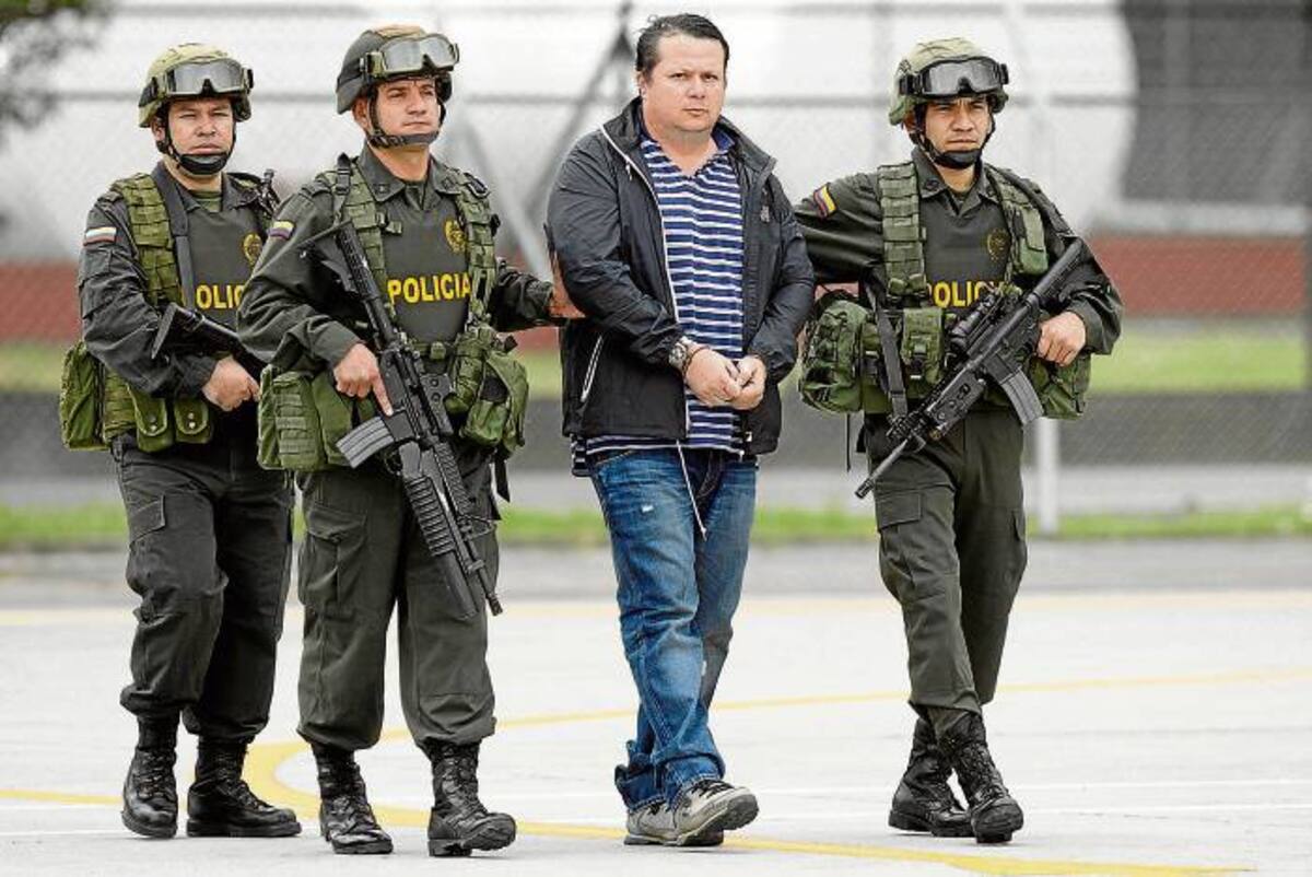 Llegada a Bogotá de Fernando Alejandro Jiménez González, alias “Palidejo”, tras ser capturado en el Pacífico chocoano. MAURICIO ALVARADO / COLPRENSA