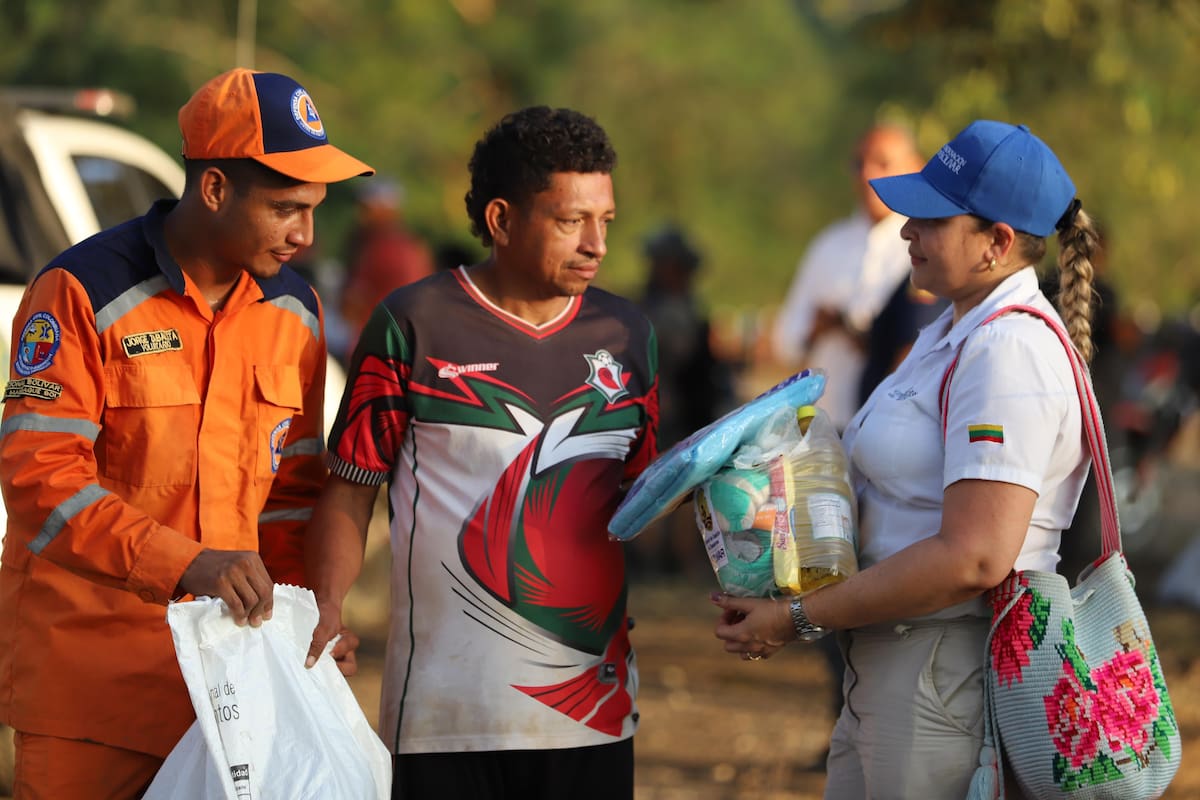 Entrega de ayudas humanitarias en Montecristo. // Cortesía