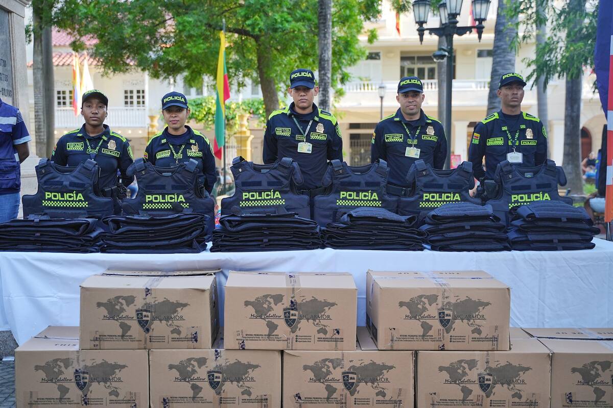 Entrega de chalecos antibalas a uniformados de la Policía de Bolívar.// Foto: cortesía