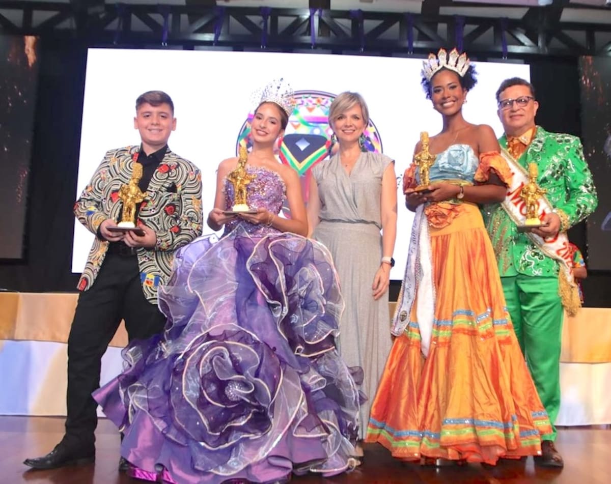 Sandra Gómez Molina, gerente de Carnaval de Barranquilla, junto a los reyes del Carnaval 2024, durante la entrega de Congos de Oro.