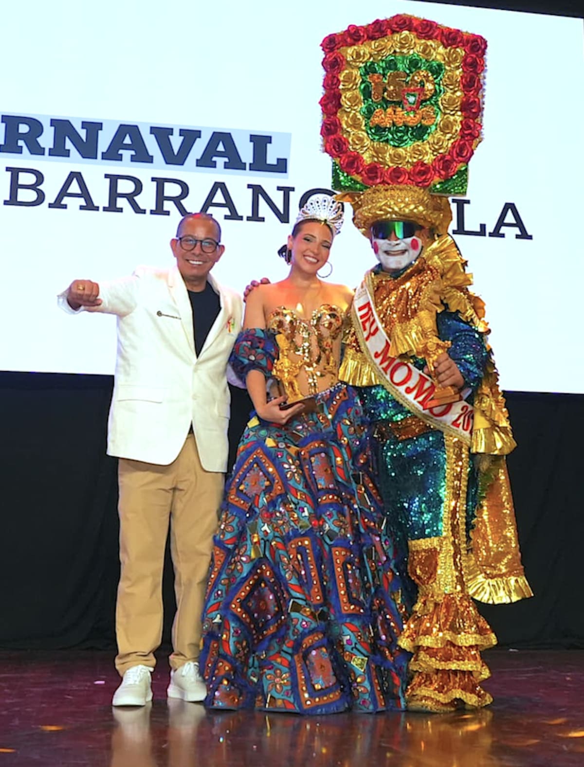 Juan Ospino, director de Carnaval de Barranquilla, junto a los reyes del carnaval 2026 Michelle Char y Adolfo Maury, durante la entrega de los Congos de Oro 2026.//Cortesía Carnaval de Barranquilla.