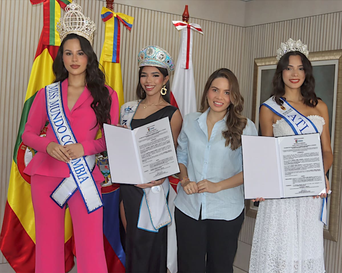 Andrea Romero, Miss Mundo Colombia 2024; Lorangelly Monsalvo, reina del Mar Atlántico; Verónica Cantillo, secretaria de Cultura y Patrimonio del Atlántico; Isabella Niño Morales, Miss Mundo Atlántico, durante la entrega de decretos en la Gobernación del Atlántico.//Cortesía Gobernación del Atlántico.