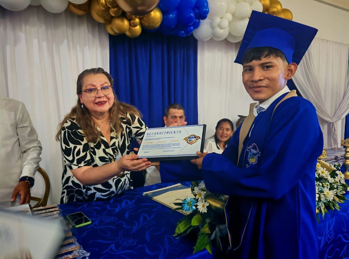 En 2025, gracias a la Fundación Dos Peces se graduó la primera promoción de bachilleres de la Institución Etnoeducativa Ishashimana en la Guajira. // Foto: Cortesía F. Dos Peces.