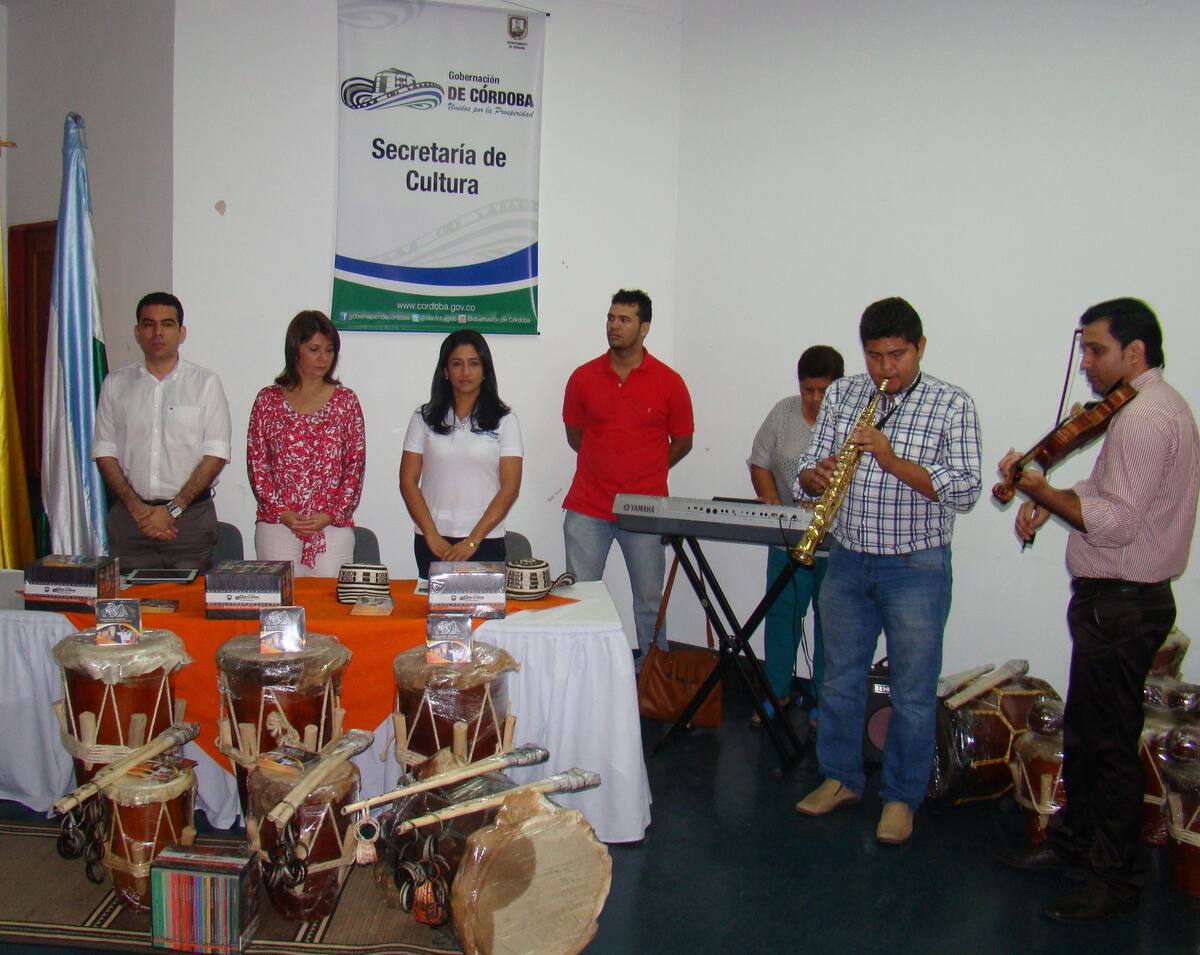La secretaria de cultura de Córdoba, Blanca Muñoz, entregando instrumentos musicales Cortesía