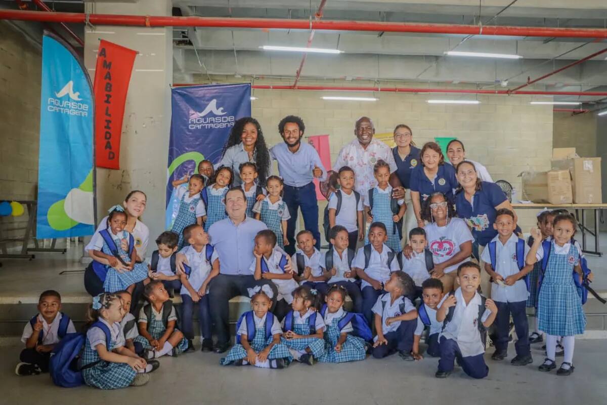 Entregan kits escolares a niños del colegio San Felipe Neri, en Olaya