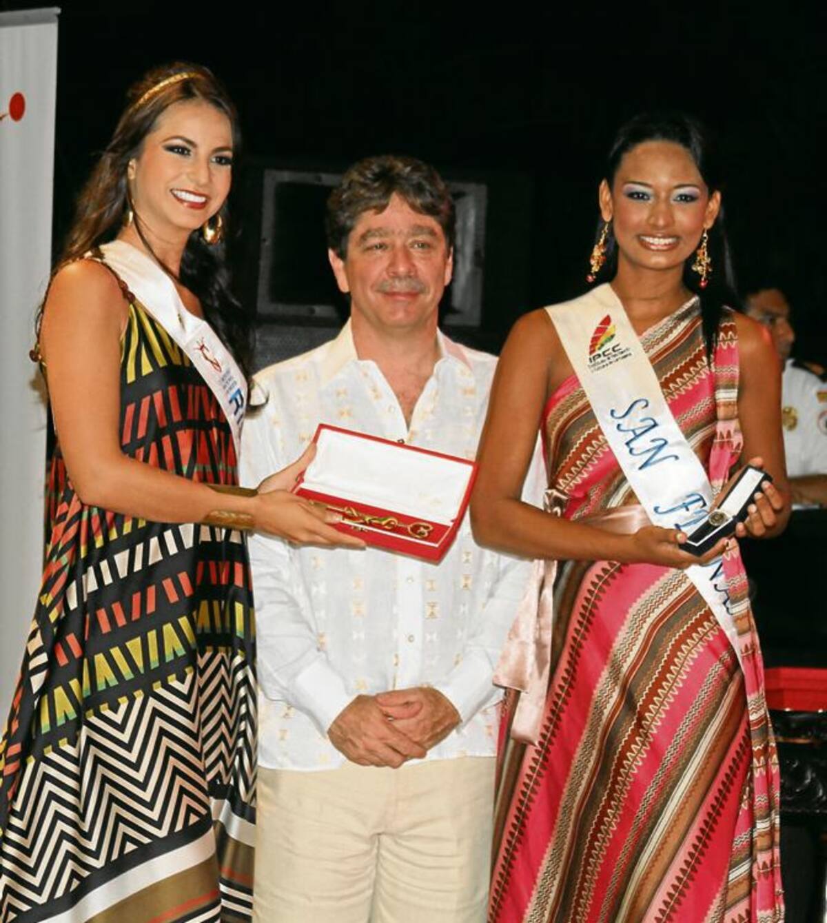 Laura Álzate, de Risaralda; el alcalde (e), Bruce Mac Master; y Karolains Becerra, del barrio San Francisco.