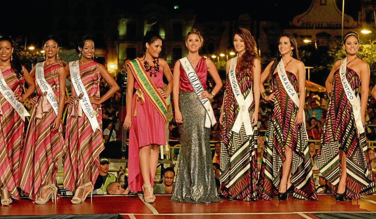 Eliana Russo, Reina de la Independencia; y Daniela Álvarez, Señorita Colombia; encabezaron el desfile final.