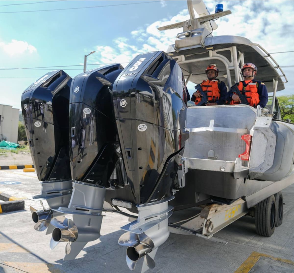Estos son los motores fuera de borda que la Gobernación del Magdalena entregó a la Armada Nacional para reforzar la capacidad operativa de la Estación de Guardacostas de Santa Marta.//Cortesía DCGDM.