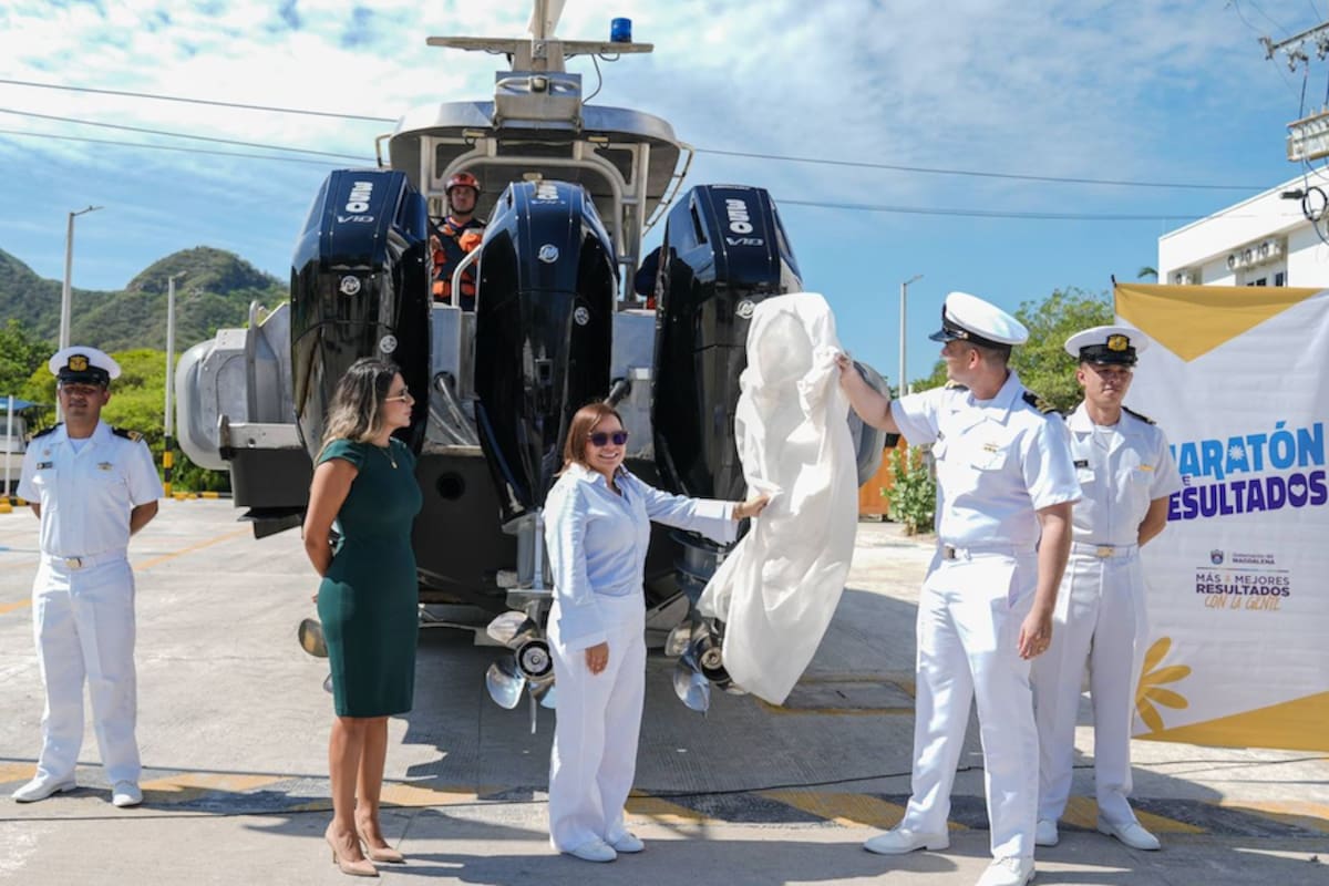 Gobernadora Margarita Guerra entregó 3 motores fuera de borda a la Armada Nacional