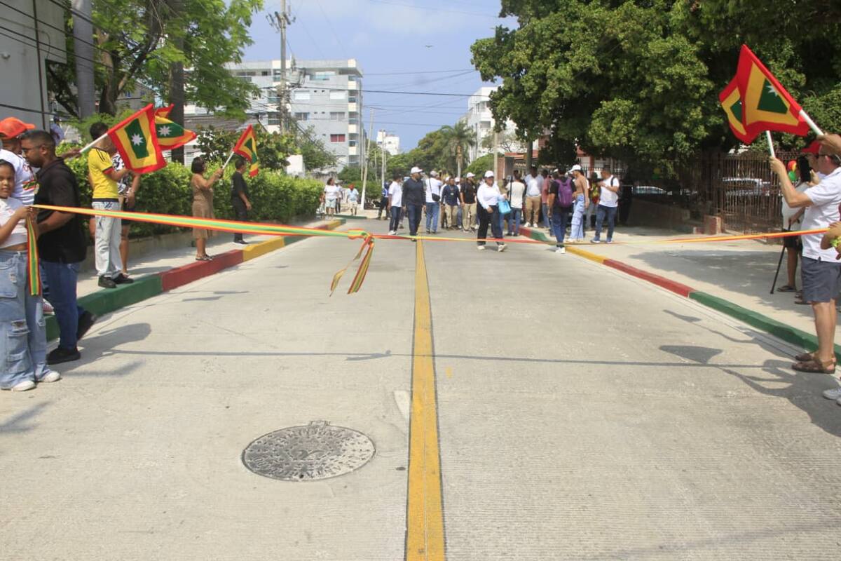 Alcaldía de Cartagena entrega nueva vía pavimentada en Daniel Lemaitre