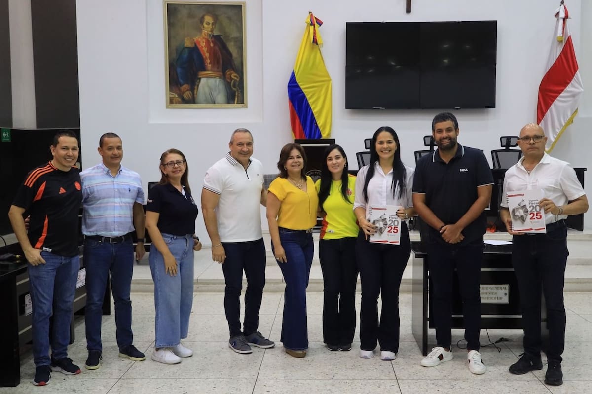 La secretaria de Hacienda del Atlántico, Nini Cantillo, luego de entregar el presupuesto del Atlántico del año 2025 a los miembros de la Asamblea del Atlántico.//Cortesía.