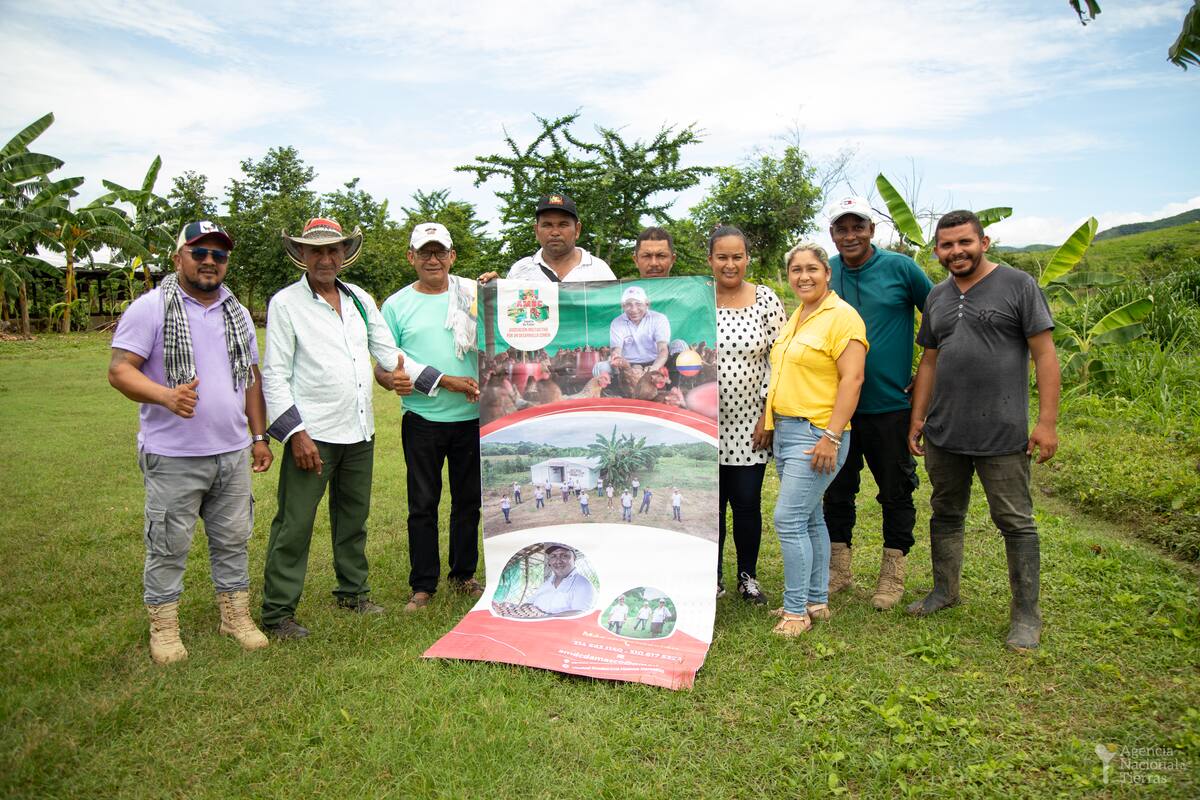 Gobierno Petro entregó 2.112 hectáreas a familias campesinas de Bolívar, Cesar y Sucre