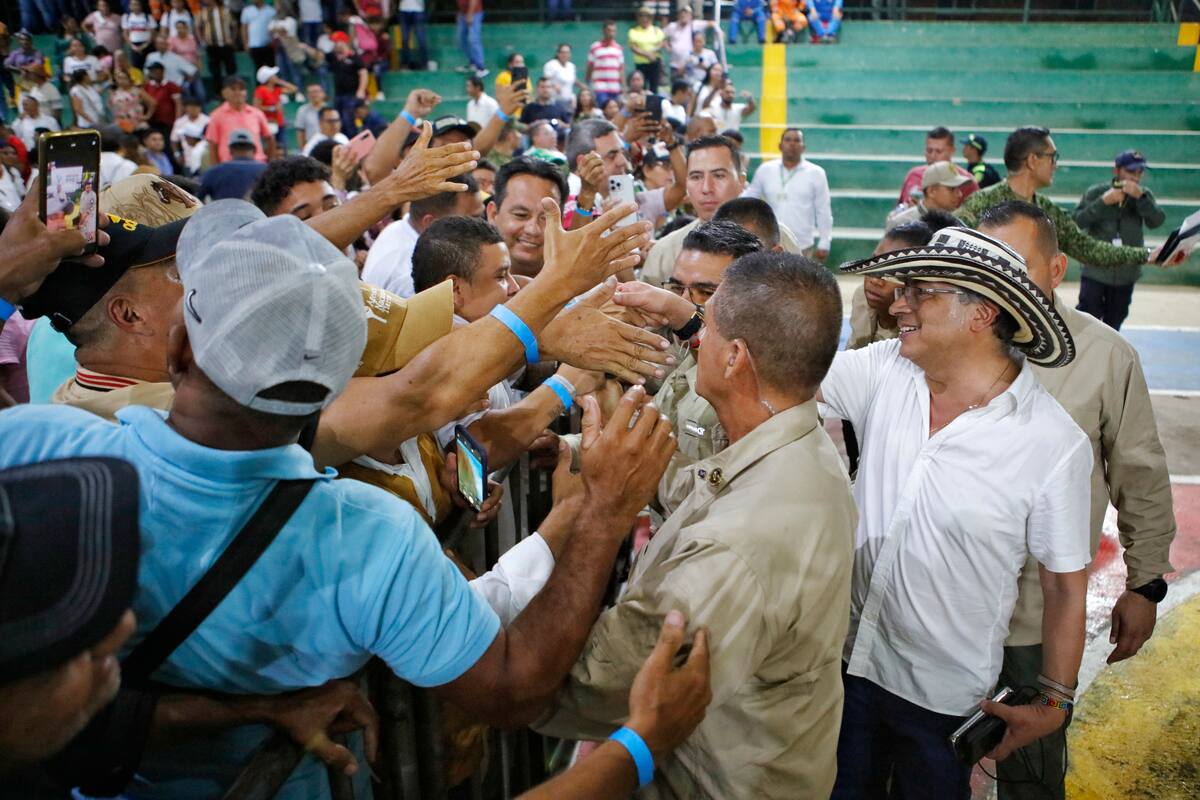 Presidente Petro entrega tierras a 137 familias en Bolívar y Sucre