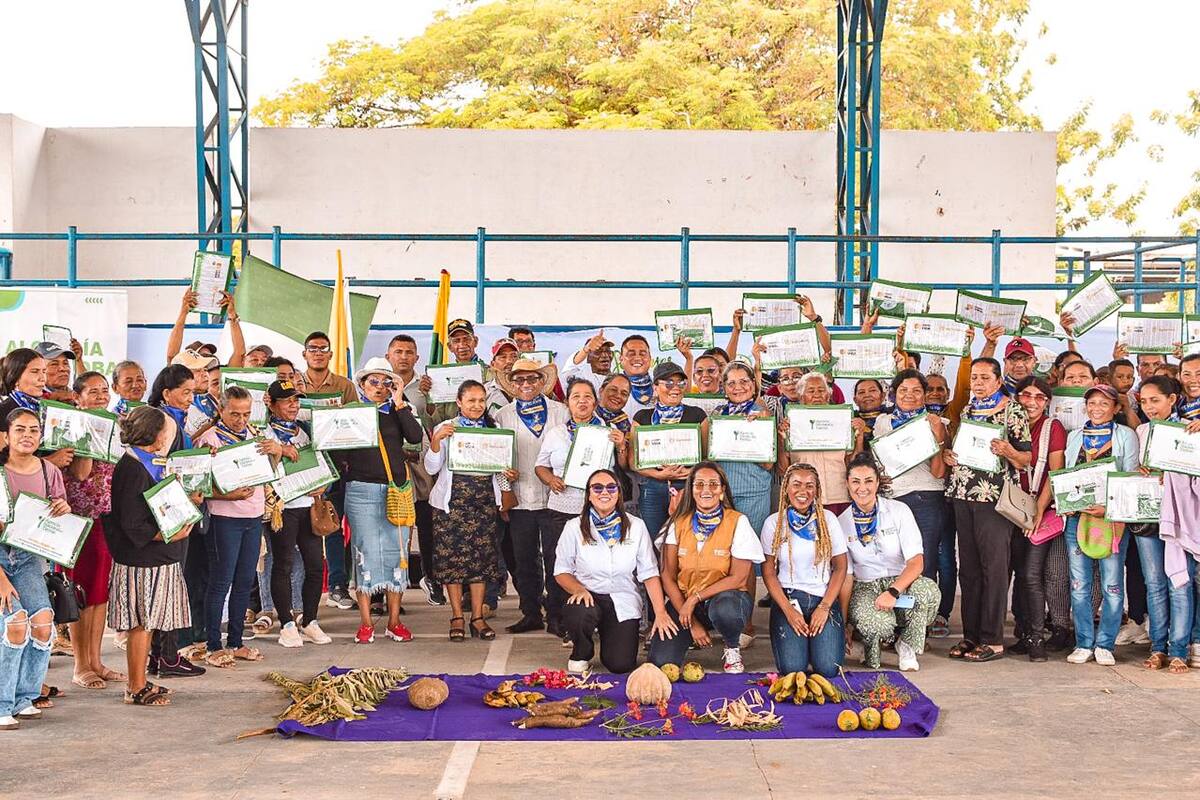 Entregan títulos de propiedad a 149 mujeres en Bolívar