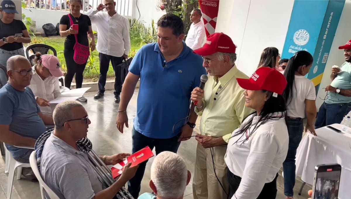 El gobernador del Atlántico, Eduardo Verano, lideró la entrega de 100 títulos de propiedad de viviendas en el municipio de Baranoa//Cortesía.