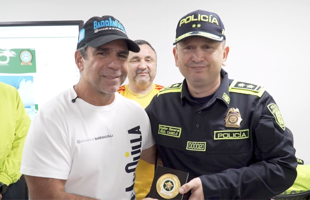 El alcalde Alejandro Char y el comandante de la Policía Metropolitana de Barranquilla, brigadier general Miguel Andrés Camelo Sánchez, durante la puesta en servicio del Centro Local de Análisis Criminal.//Cortesía Alcaldía de Barranquilla.
