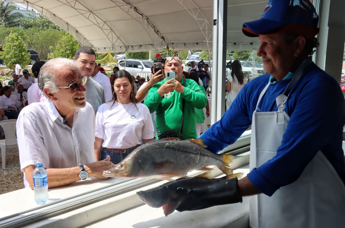 La secretaria de Desarrollo Económico, Marisabella Romero y el gerente de Plazas y Parques, Jorge Ávila, acompañaron al gobernador del Atlántico, Eduardo Verano en la entrega de Playa Pescadores en Puerto Colombia.//Cortesía Gobernación del Atlántico.