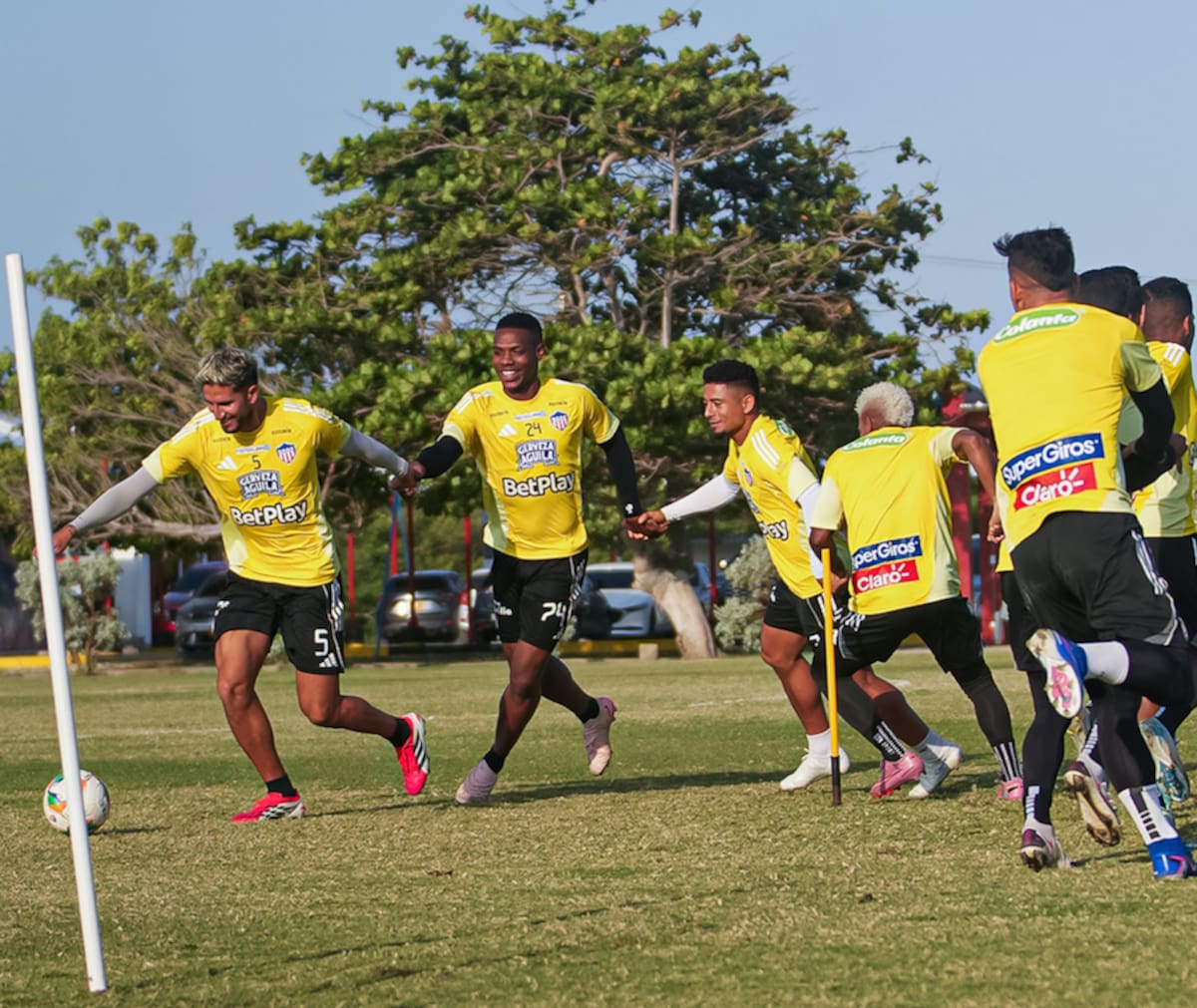 Jugadores de Junior de Barranquilla durante el entrenamiento con miras al partido de este domino ante Fortaleza por la Liga BetPlay.//Cortesía @JuniorClubSA.