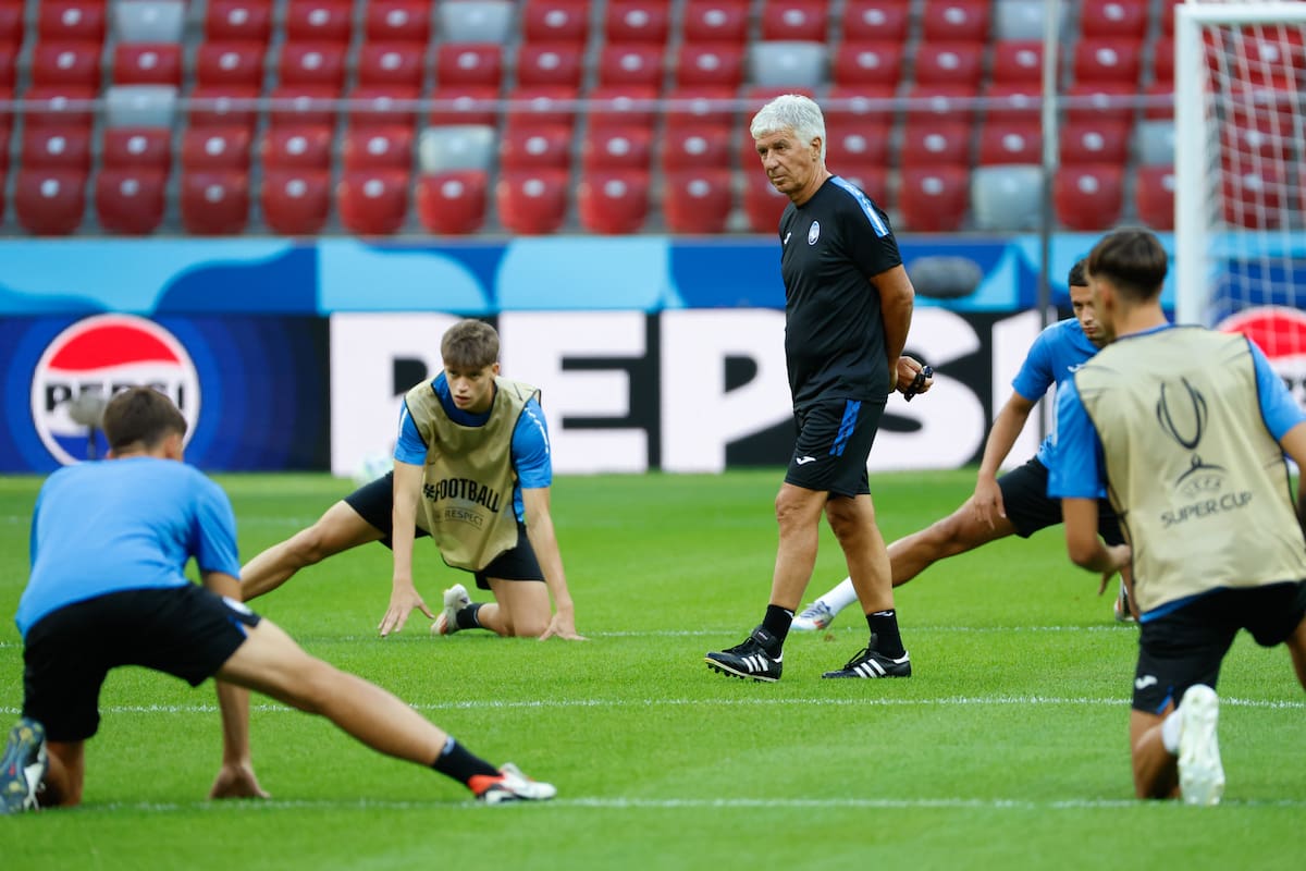 El entrenador italiano del Atalanta, Gian Piero Gasperini, en el entrenamiento del equipo este martes en Varsovia. //EFE