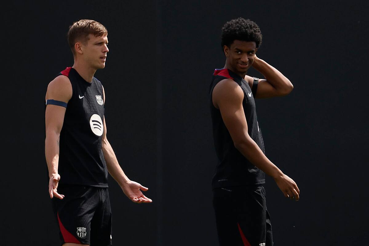 Los jugadores del FC Barcelona Dani Olmo y Alejandro Balde (d) durante el entrenamiento que el equipo azulgrana ha realizado en la ciudad deportiva Jon Gamper. //EFE